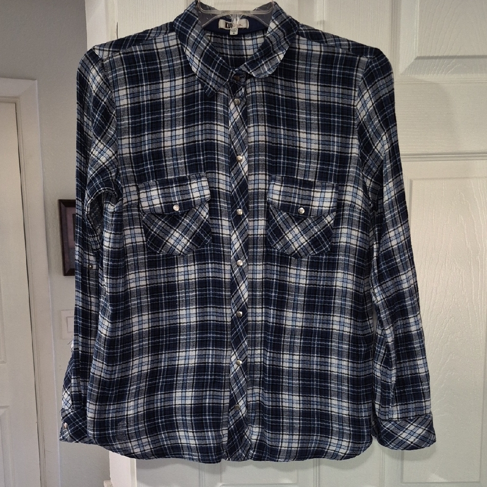 EUC KUT FROM THE KLOTH Snap Down, Collared, Long/Fold Up Sleeve Shirt Size Med